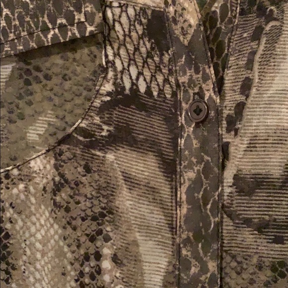 💛3/$30 BB Dakota Size Small Blouse - Picture 3 of 3